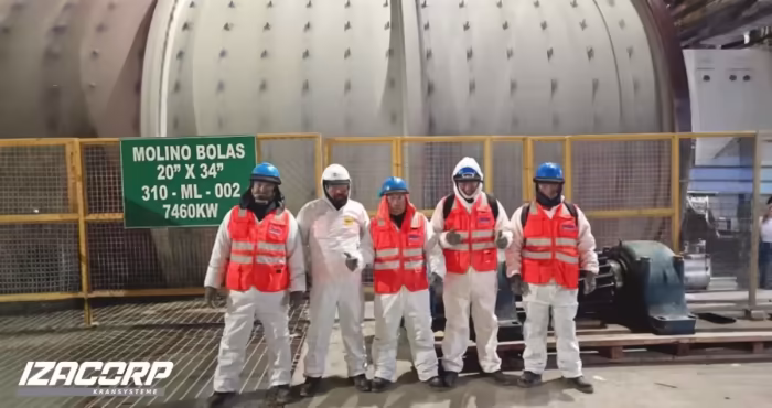 Equipo técnico IZACORP KRANSYSTEME en operación de molino de bolas — Lima, Perú