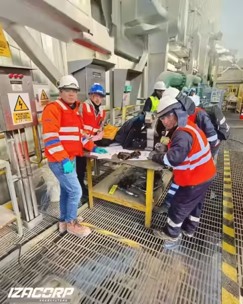 Ingenieros IZACORP KRANSYSTEME en operación industrial — Lima, Perú