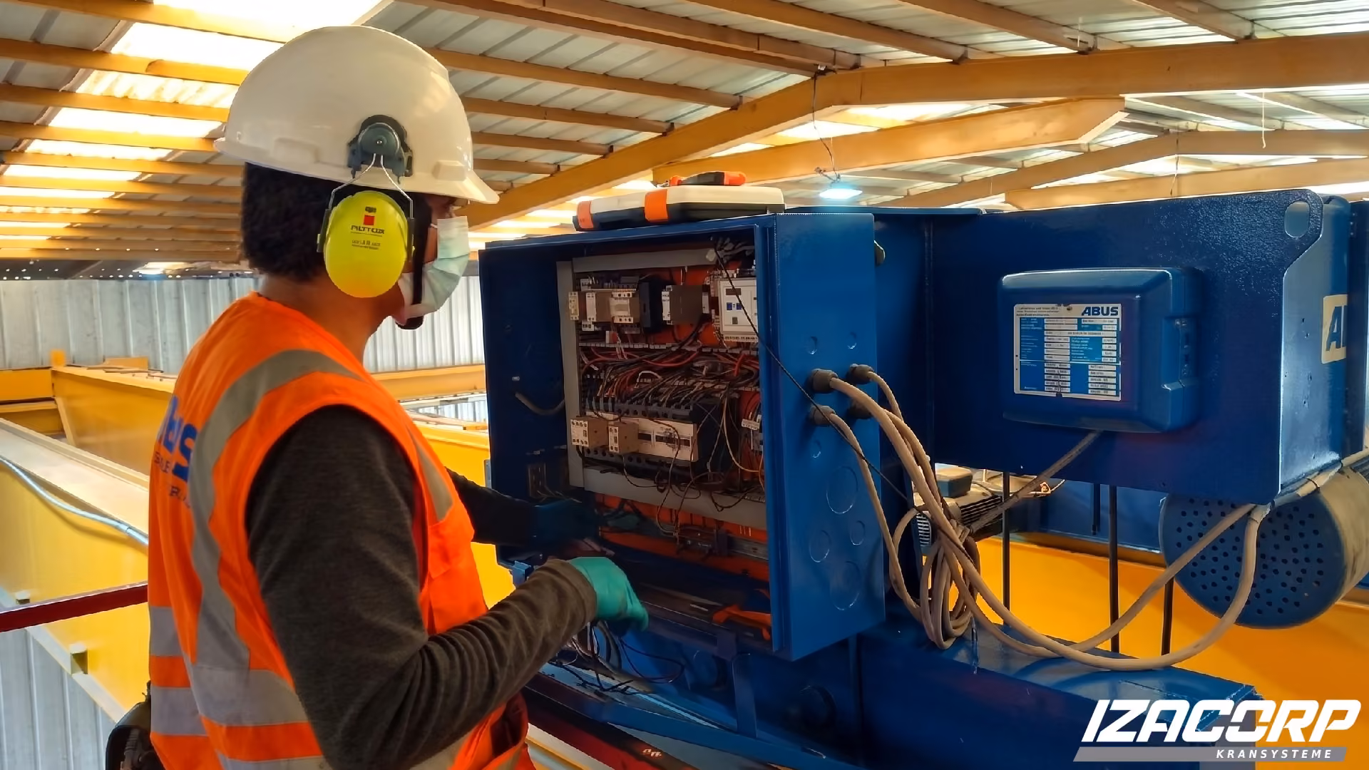Técnico IZACORP KRANSYSTEME realizando mantenimiento preventivo de grúa puente ABUS en Lima Perú