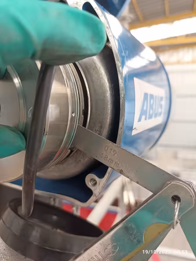 Medición de holgura de freno electromagnético en motor ABUS con galga de láminas — auditoría técnica Lima Perú